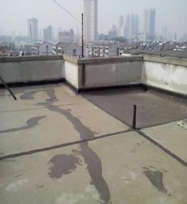 江汉漏水维修 楼顶漏水是什么原因，楼顶漏水维修方法是什么?